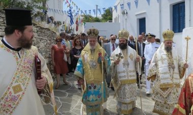 Τρισαρχιερατική Θεία Λειτουργία στον Ιερό Μητροπολιτικό Ναό του Αγίου Σπυρίδωνος, στην Απολλωνία της Σίφνου