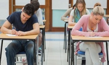 Ο πρόεδρος της Κεντρικής Επιτροπής Εξετάσεων Γιώργος Δάσσιος και στρατηγός των Πανελληνίων, μας εξηγεί πώς γίνεται η επιλογή θεμάτων των Πανελλαδικών