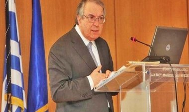 Μπαμπινιώτης για σημαιοφόρους με κλήρωση: Καταστρατηγείται το «Αιέν αριστεύειν»