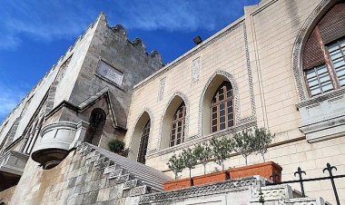 Ο “ταχυδακτυλουργός των ταξιδιών”, Χαράλαμπος Κόκκινος, έχει πολύ μεγάλο θράσος για να επιδίδεται σε ηθικοπλαστικά κηρύγματα