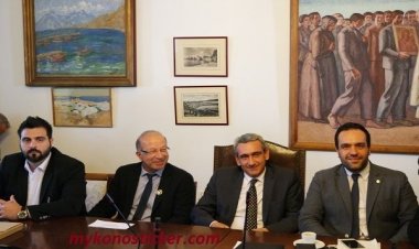 Παρουσία του Περιφερειάρχη Γ. Χατζημάρκου, η Συνεδρίαση του Δημοτικού Συμβουλίου Μυκόνου στην Ανω Μερά