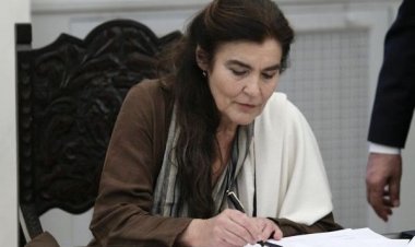 Ποινικά υπόλογη η Λυδία Κονιόρδου, για την παραχώρησηι προς εκμετάλλευση της παραλίας της Φτελιάς στη Μύκονο