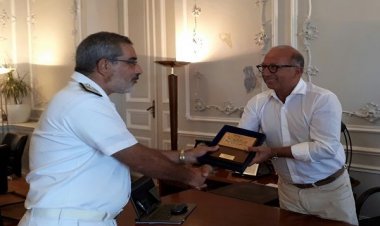 Εθιμοτυπική συνάντηση Αντιπεριφερειάρχη Κυκλάδων με τον Διοικητή του Ναυστάθμου Σαλαμίνας και τον Διοικητή της Προκεχωρημένης Ναυτικής Βάσης Σύρου.