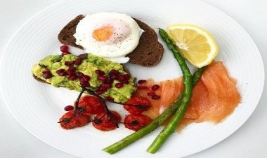 Ολόκληρο το αυγό ή μόνο το ασπράδι; Τι είναι πιο υγιεινό σύμφωνα με τους Διατροφολόγους;