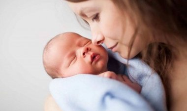 Η στενή επαφή και οι αγκαλιές στη βρεφική ηλικία αλλάζουν το γενετικό μας επίπεδο