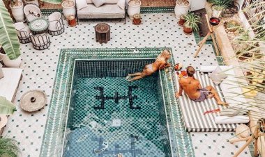 Μην μπαίνετε σε πισίνα αν φοράτε αντηλιακό – Κίνδυνος υγείας από ουσία που αντιδράει στο χλώριο!