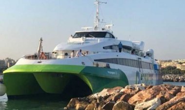 Πρόσκρουση καταμαράν "Flyingcat 4"  στο λιμάνι της Ραφήνας - Καλά στην υγεία τους οι 215 επιβάτες (εικόνες)