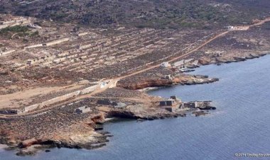 Κατεδαφίζονται τα αυθαίρετα της Μακρονήσου, που αλλοιώνουν τον ιστορικό χαρακτήρα του νησιού