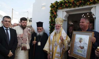 Θυρανοίξια Ιερού Παρεκκλησίου των Αγίων Ματθαίου και Οσίου Αντώνιου της οικογένειας Αντωνίου Κουσαθανά στη Μύκονο (Pics & Videos)