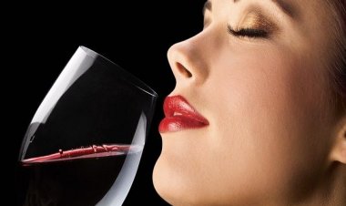 Γιατί πίνουμε περισσότερο σε περιόδους έντονου στρες