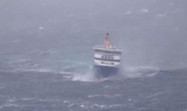 Μεταξύ Μυκόνου και Τήνου τεράστια κύματα «καταπίνουν» το Blue Star Paros!! Video που προκαλεί δέος και τρόμο!!