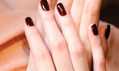 Μυστικά για να μην ξεφλουδίζει το βερνίκι νυχιών (Video)