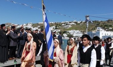 Independence Day in Mykonos: Με τη μαθητική παρέλαση κορυφώθηκαν στην Μύκονο, οι εκδηλώσεις για το Έπος του 1821 (Pics - Video)