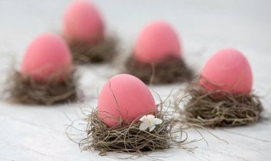 Βάφουμε τα αυγά α λα παλαιά, με παντζάρια, κρεμμυδόφυλλα, κουρκουμά!!