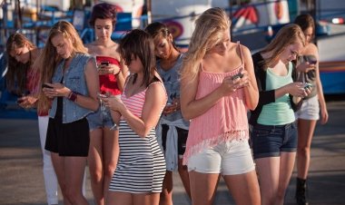 Έρευνα shock!! Νέοι με  μικρά "κέρατα" λόγω αυξημένης χρήσης του κινητού