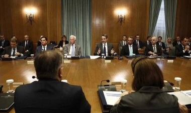 Στην πολιτική σκακιέρα ο υφιστάμενος εκλογικός νόμος, με τον πρωθυπουργό να έχει την απόλυτη πρωτοβουλία των κινήσεων