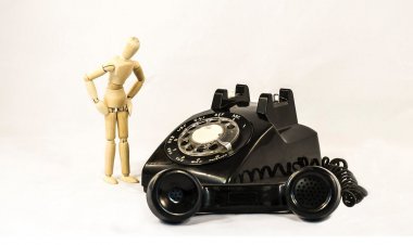 Προσοχή!! Μην απαντάτε αν σας παίρνουν τηλέφωνο από αυτό τον αριθμό!! Είναι απάτη!!