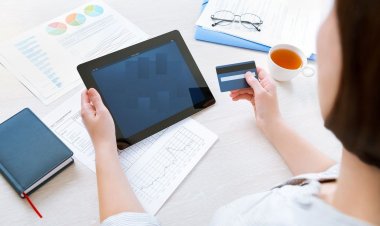 Φορολογικό Νομοσχέδιο: Δύο Αλλαγές της τελευταίας στιγμής σε ηλεκτρονικές αποδείξεις και εισόδημα