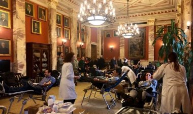 Αιμοδοσία της Βουλής: Μόνο 2 από τους 300 συμμετείχαν!! Πλάτη γύρισαν οι βουλευτές!!