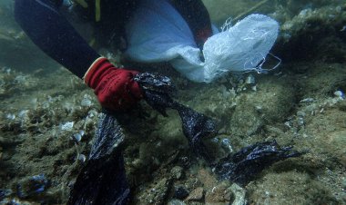 ΥΠΕΝ: Δέσμευση για στήριξη στο έργο της απορρύπανσης του θαλάσσιου πυθμένα της Άνδρου