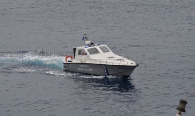 Μύκονος: Μηχανική βλάβη ιδιωτικού σκάφους στις βραχώδεις ακτές της Ρήνειας