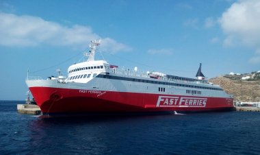 Επάνοδος για το Fast Ferries Andros, στο λιμάνι της Ραφήνας, προς Άνδρο-Τήνο-Μύκονο