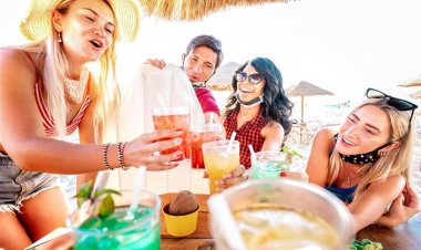 Coronavirus Measures: Ακυρώθηκε η ΔΕΘ - Στις 12 το βράδυ θα κλείνουν τα Bar & Restaurants σε Μύκονο, Πάρο, Σαντορίνη, Ρόδο και άλλες 11 περιοχές