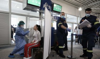 Coronavirus Tests for travellers: Πόσα βρέθηκαν θετικά από τουρίστες που επέστρεψαν από Μύκονο, Πάρο, Σαντορίνη μέσω του αεροδρομίου της Αθήνας