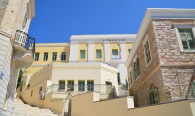 Municipality of Syros: Υπεγράφη η σύμβαση  για το έργο της ενεργειακής αναβάθμισης των Γυμνασίων Σύρου