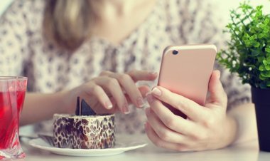 Coronavirus Pandemic: Πόσο επιβιώνει ο κορωνοϊός στην οθόνη του κινητού [Νέα έρευνα]