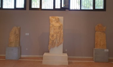 Tinos: Στην έκθεση του Αρχαιολογικού Μουσείου της Τήνου επιτύμβια στήλη από την ανασκαφή στο Ξώμπουργκο