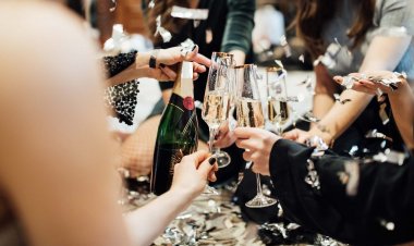 Coronavirus - Fêtes 2020: Φόβοι για εστίες διασποράς στα σπίτια εν μέσω γιορτών!! Δεύτερες σκέψεις για διεύρυνση ωραρίου στο ρεβεγιόν!!