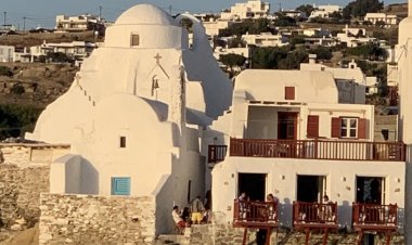 Joyeuses Fêtes! Ευχές για Καλές Γιορτές από τον Πρόεδρο και το Δ.Σ του Σωματείου Ενοικιαζομένων Διαμερισμάτων και Τουριστικών καταλυμάτων Μυκόνου