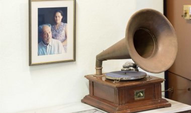 Municipality of Syros: Yπεγράφη η σύμβαση ανάθεσης του έργου «Ανάπτυξη ψηφιακών εφαρμογών για την επαφή με τον κόσμο του Μάρκου Βαμβακάρη»