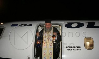 Arrival of the Holy Fire: Κανονικά η άφιξη του Αγίου Φωτός, το σχέδιο διανομής περιλαμβάνει Σαντορίνη, Ρόδο και Κω για το Ν. Αιγαίο [Video]