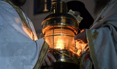 Arrival of the Holy Fire: Η «Superior Air» θα μεταφέρει δωρεάν το Άγιο Φως φέτος στην Σύρο