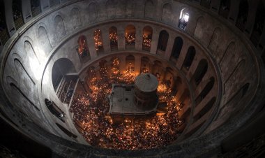 Holy fire Ceremony: Δείτε live την τελετή αφής του Αγίου Φωτός από τον Πανάγιο Τάφο στα Ιεροσόλυμα
