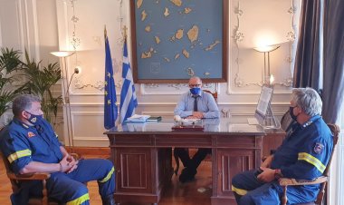 Aegean Islands: Επίσκεψη του Συντονιστή Επιχειρήσεων Πυροσβεστικών Υπηρεσιών Νοτίου - Βορείου Αιγαίου στον Χωρικό Αντιπεριφερειάρχη Κυκλάδων