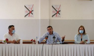 SYRIZA leader Alexis Tsipras: Η κυβέρνηση έχει επιλέξει να διαλύσει τις εργασιακές σχέσεις προς όφελος κάποιων λίγων επιχειρηματικών ομίλων
