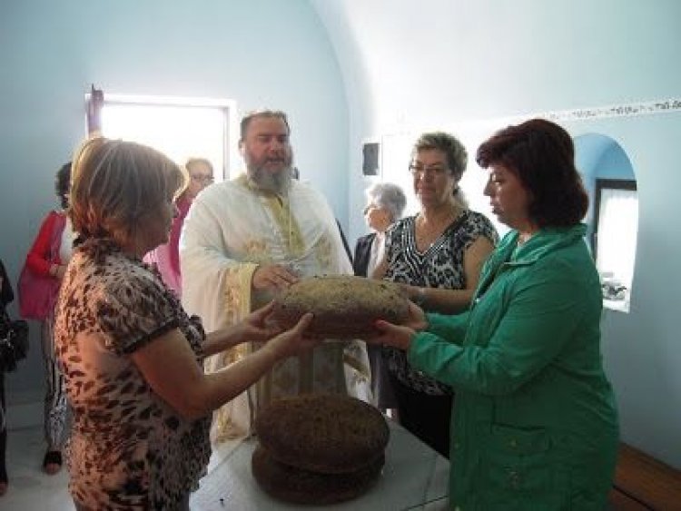 Θεία Λειτουργία στους Αγίους Κωνσταντίνο και Ελένη στον Πλατύ Γιαλό