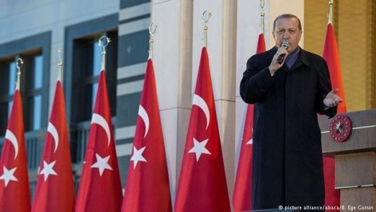 «Απέλπιδες προσπάθειες να γραπωθεί στην εξουσία»