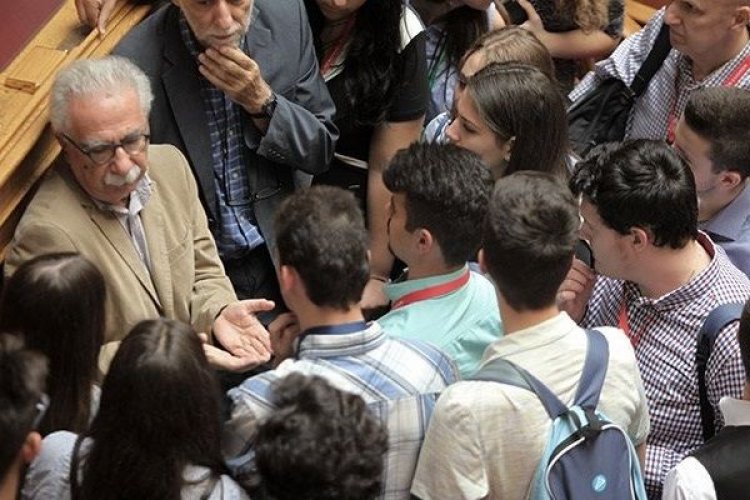 Ο Γαβρόγλου καταργεί ξανά τις Πανελλήνιες: «Θα είναι σύντομα παρελθόν»