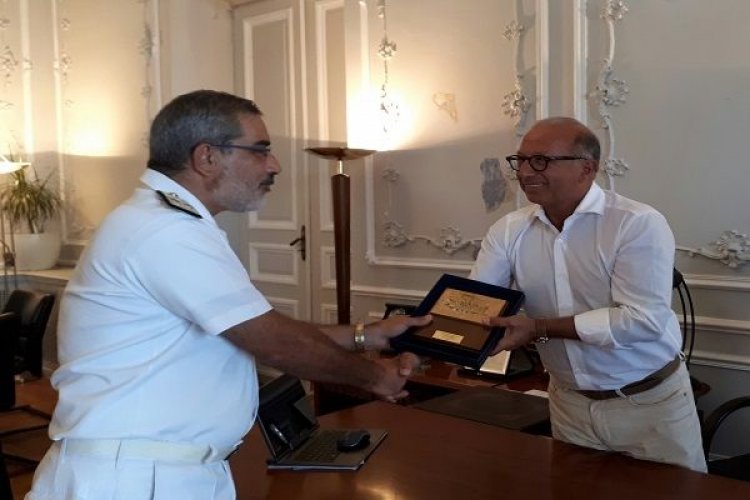 Εθιμοτυπική συνάντηση Αντιπεριφερειάρχη Κυκλάδων με τον Διοικητή του Ναυστάθμου Σαλαμίνας και τον Διοικητή της Προκεχωρημένης Ναυτικής Βάσης Σύρου.