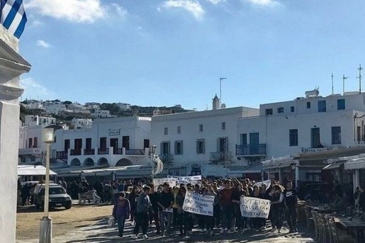«Πως να κρυφτείς απ' τα Παιδιά έτσι κι αλλιώς τα ξέρουν όλα»