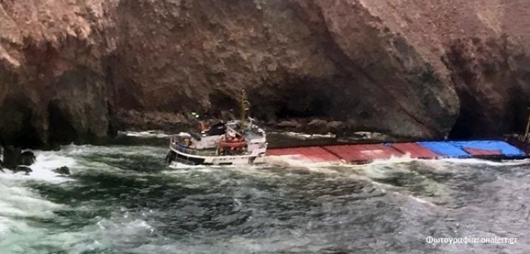 Διασώθηκαν οι 12 ναυτικοί του «LITTLE SEYMA» που προσάραξε στο Τραγονήσι Μυκόνου - Επιχείρηση θρίλερ με 10 μποφόρ (εικόνες & videos)