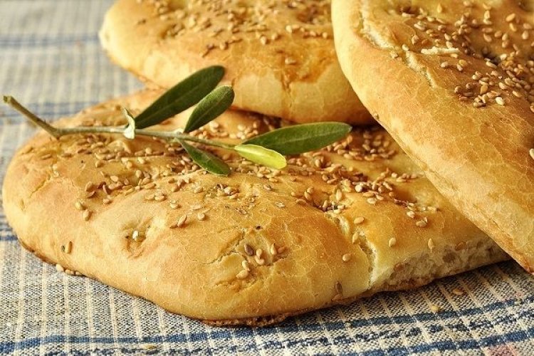 Λαγάνα, η “πρωταγωνίστρια” του τραπεζιού της Καθαράς Δευτέρας