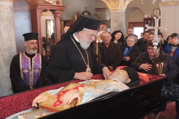 Με συγκίνηση και εκδηλώσεις σεβασμού οι χριστιανοί της Άνω Μεράς υπεδέχθησαν την σορό του Ηγουμένου Φιλαρέτου Γεροντάρη