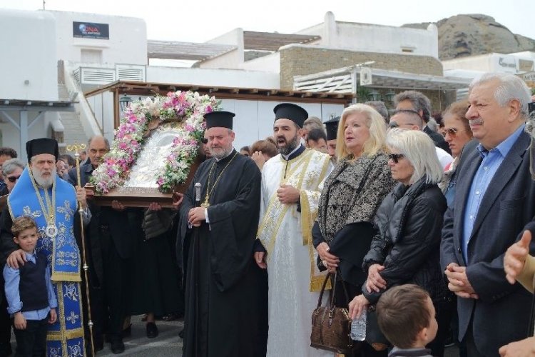 Πανδήμως οι Μυκόνιοι συνόδευσαν την Εικόνα της Προστάτιδος τους Παναγίας Τουρλιανής από τη Χώρα στην Άνω Μερά