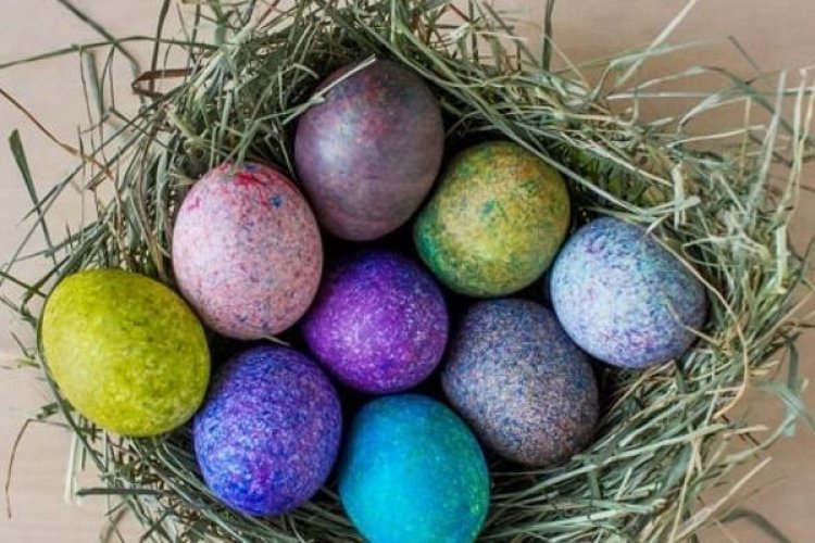 Ρίξτε βαφή αυγού μέσα σε ένα κυπελλάκι με ρύζι!! Δείτε τι θα γίνει όταν βάλετε ένα αυγό μέσα!! [Video]