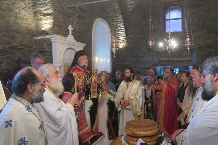 Εν μέσω ανοιξιάτικης ομίχλης εόρτασε απόψε η Ιερά Μονή της Αγίας Ειρήνης στην Άνδρο